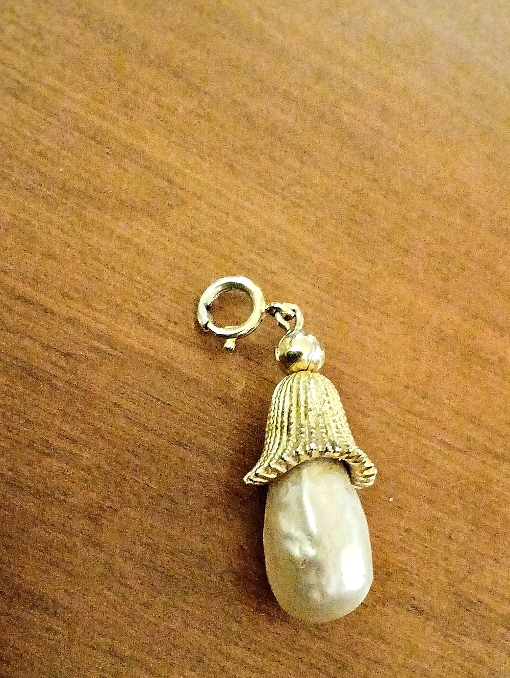 VTG. SARAH COVENTRY BAROQUE PEARL & GOLD TONE ACORN Pendant 1"
